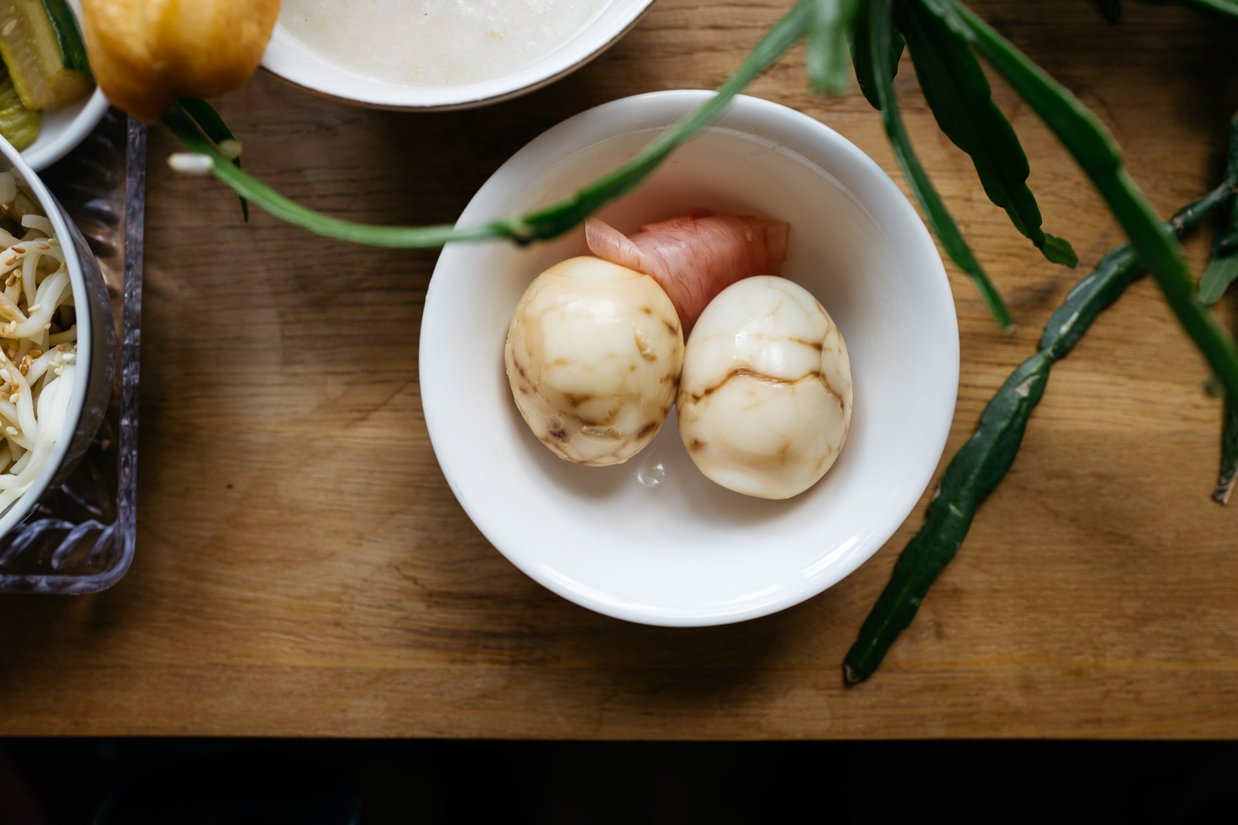 Marmurkowe jajka herbaciane z marynowanym imbirem