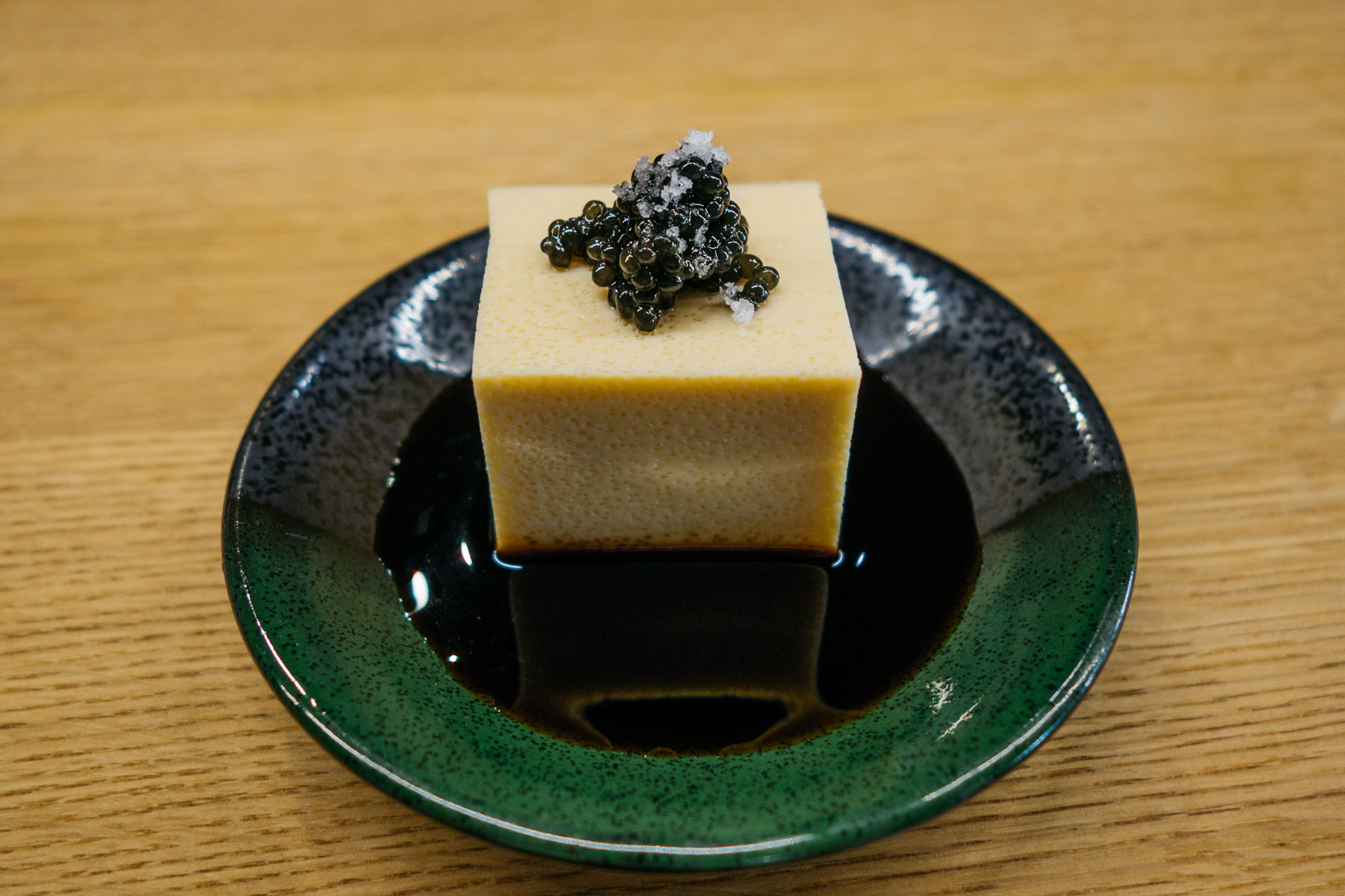 Tamagodofu (tofu jajeczne z dashi), osetra i koreańska sól morska