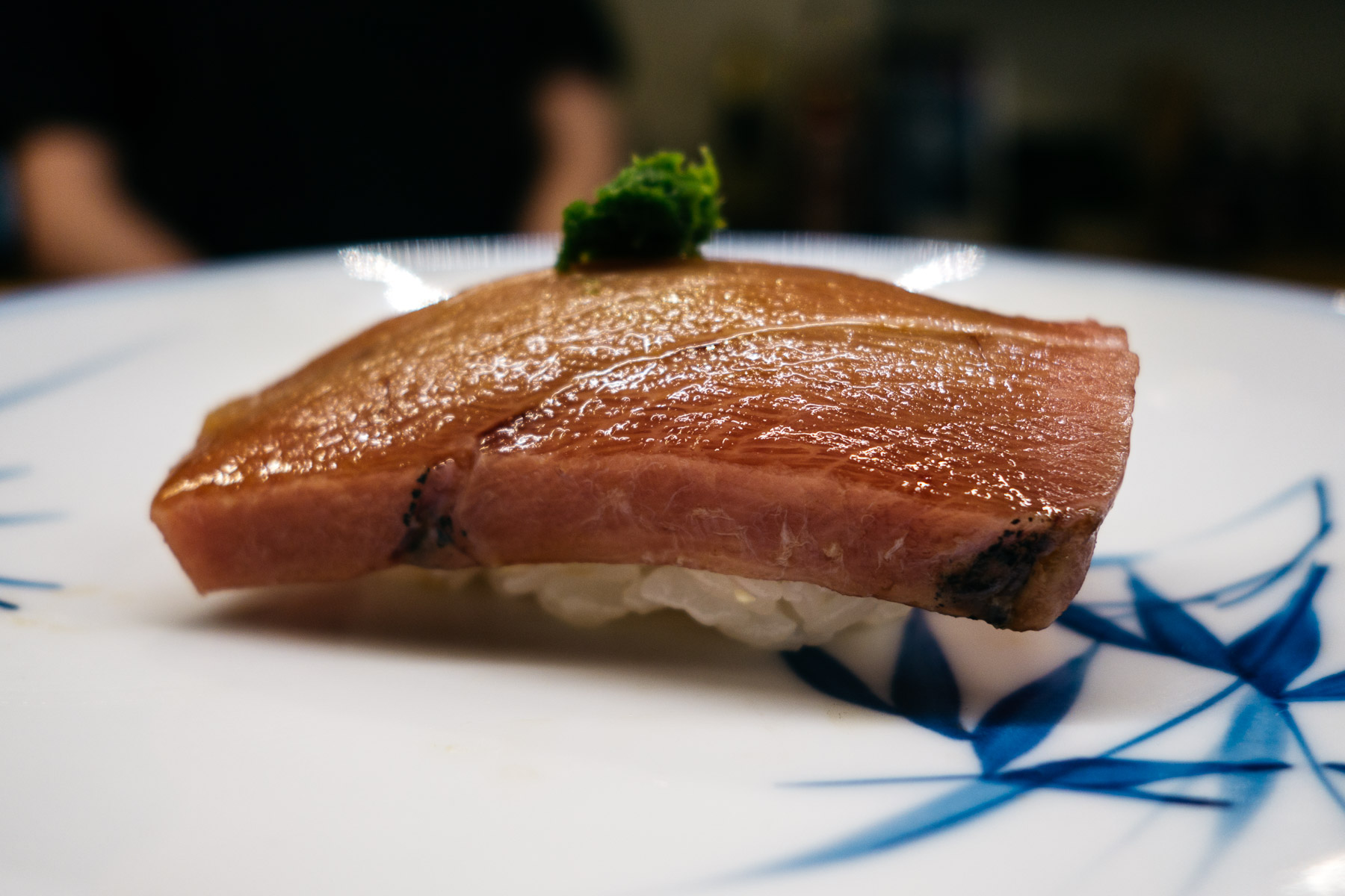Chuu-toro z pastą z cebulki dymki (średniotłusta część tuńczyka błękitnopłetwego)