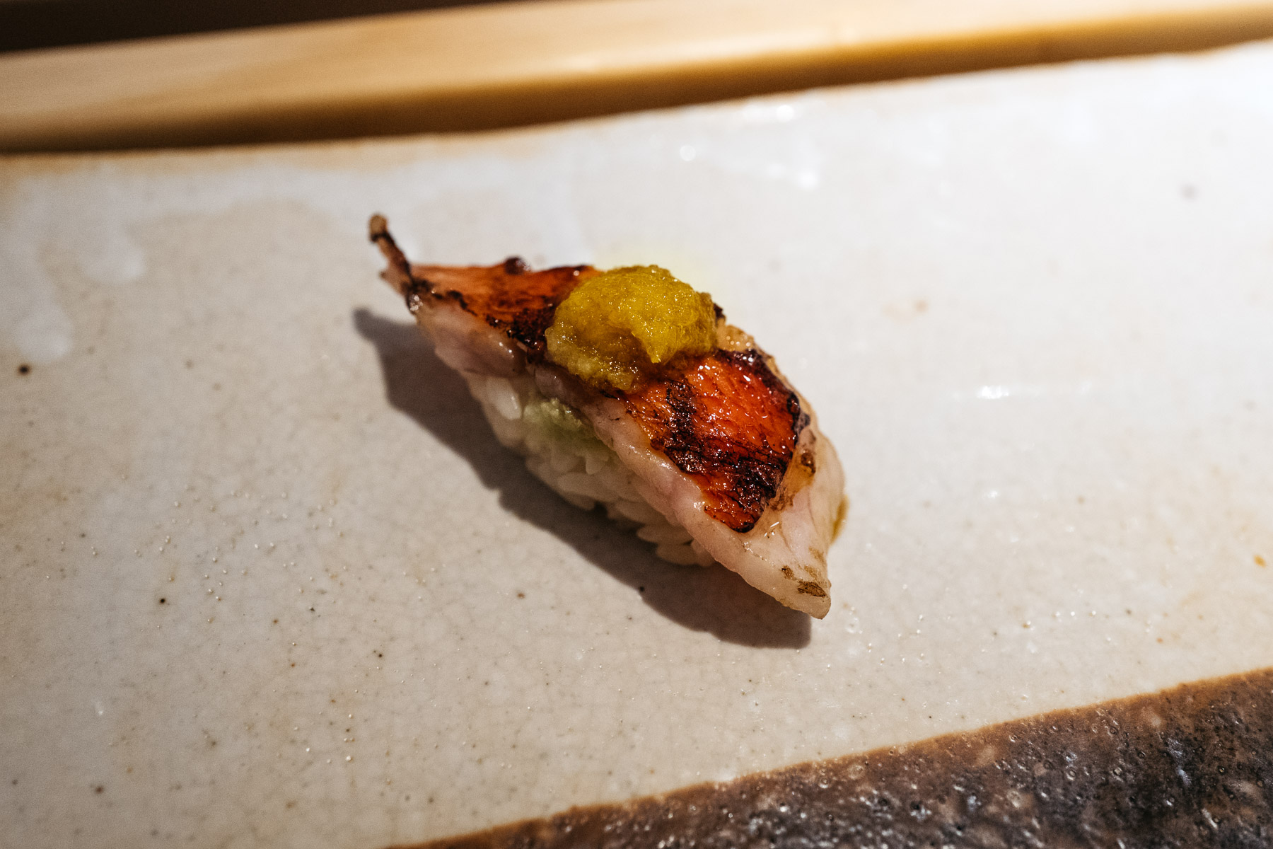 Kinmedai nigiri (beryks wspaniały z grillowaną skórką, daikonem, wasabi i sosem sojowym)