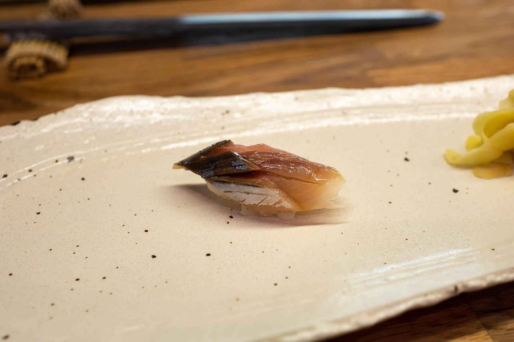 shimesaba (marynowana makrela) z imbirem i nikiri