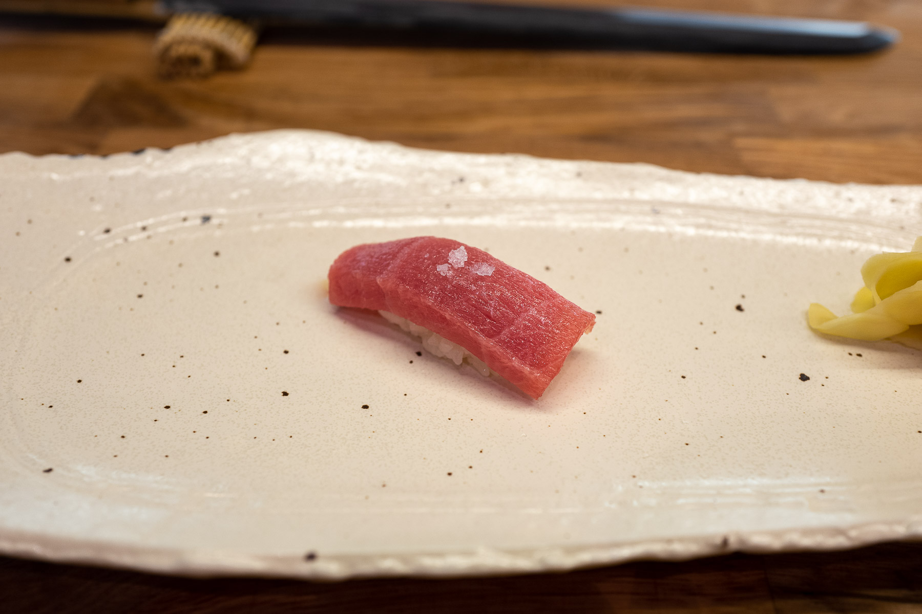chutoro (średniotłusta część tuńczyka błękitnopłetwego) z solą