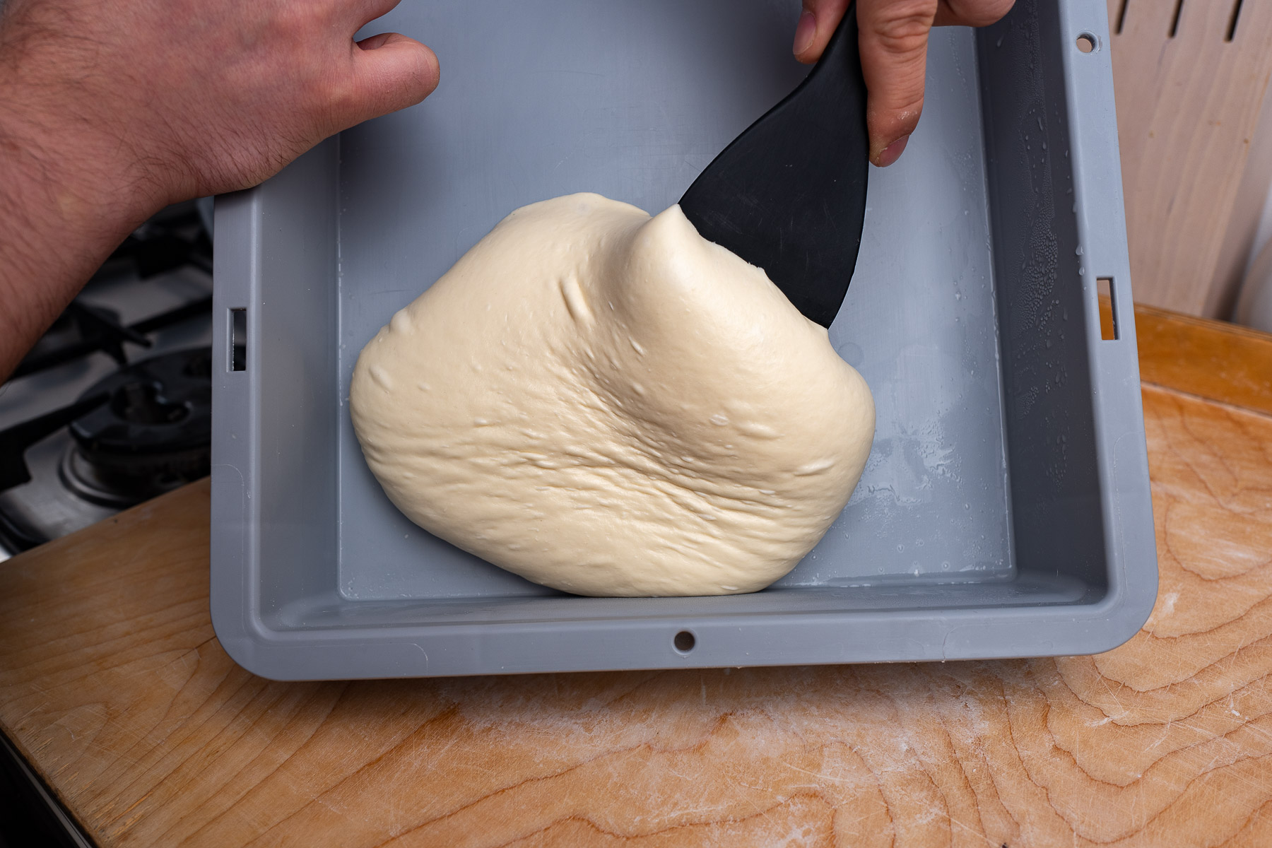 po kilkunastu godzinach w lodówce wyciągamy ciasto na blat - dzięki temu że jest zimne, nie klei się zbytnio do rąk