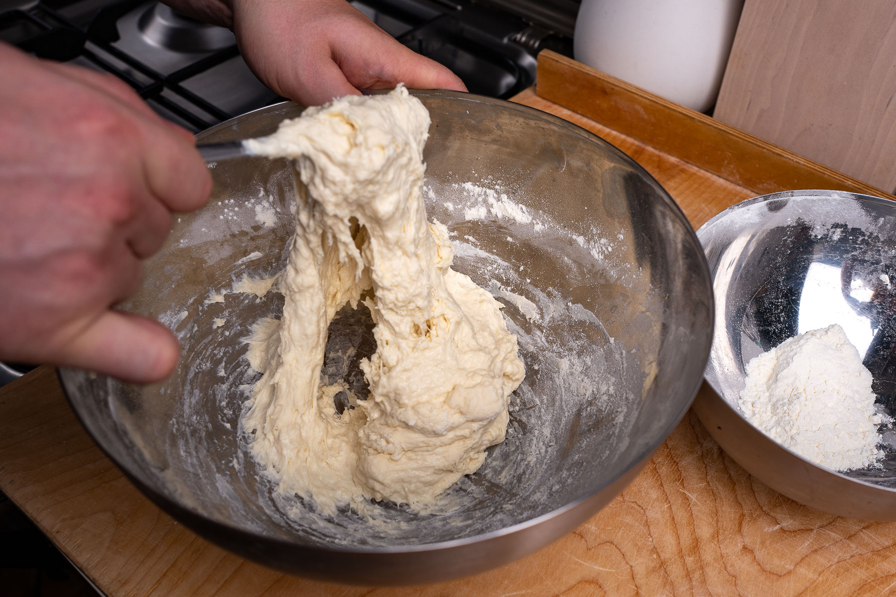 po dodaniu drugiej połowy mąki (część możemy zostawić do podsypania) i wymieszaniu widelcem ciasto wchłonie całą wodę