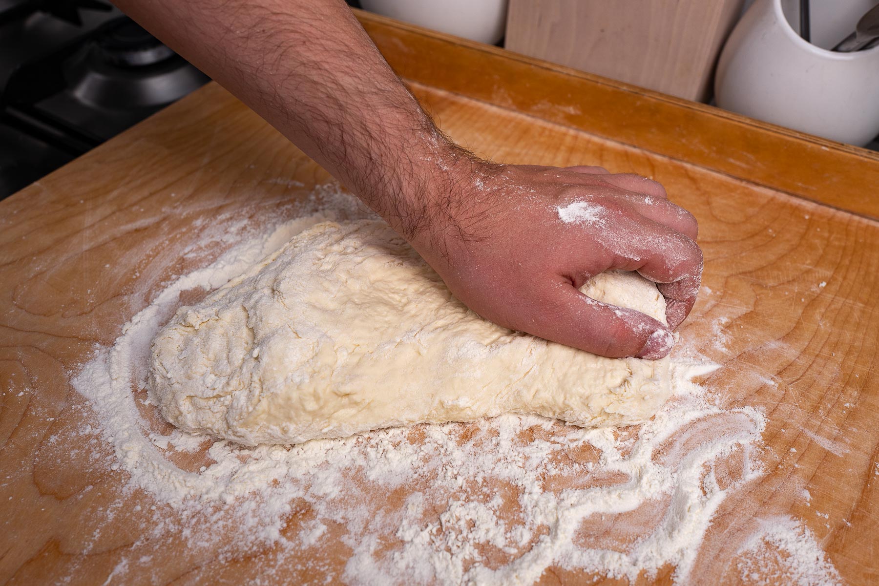 resztka mąki i ciasto wyjęte dokładnie z miski należy zacząć wyrabiać na blacie