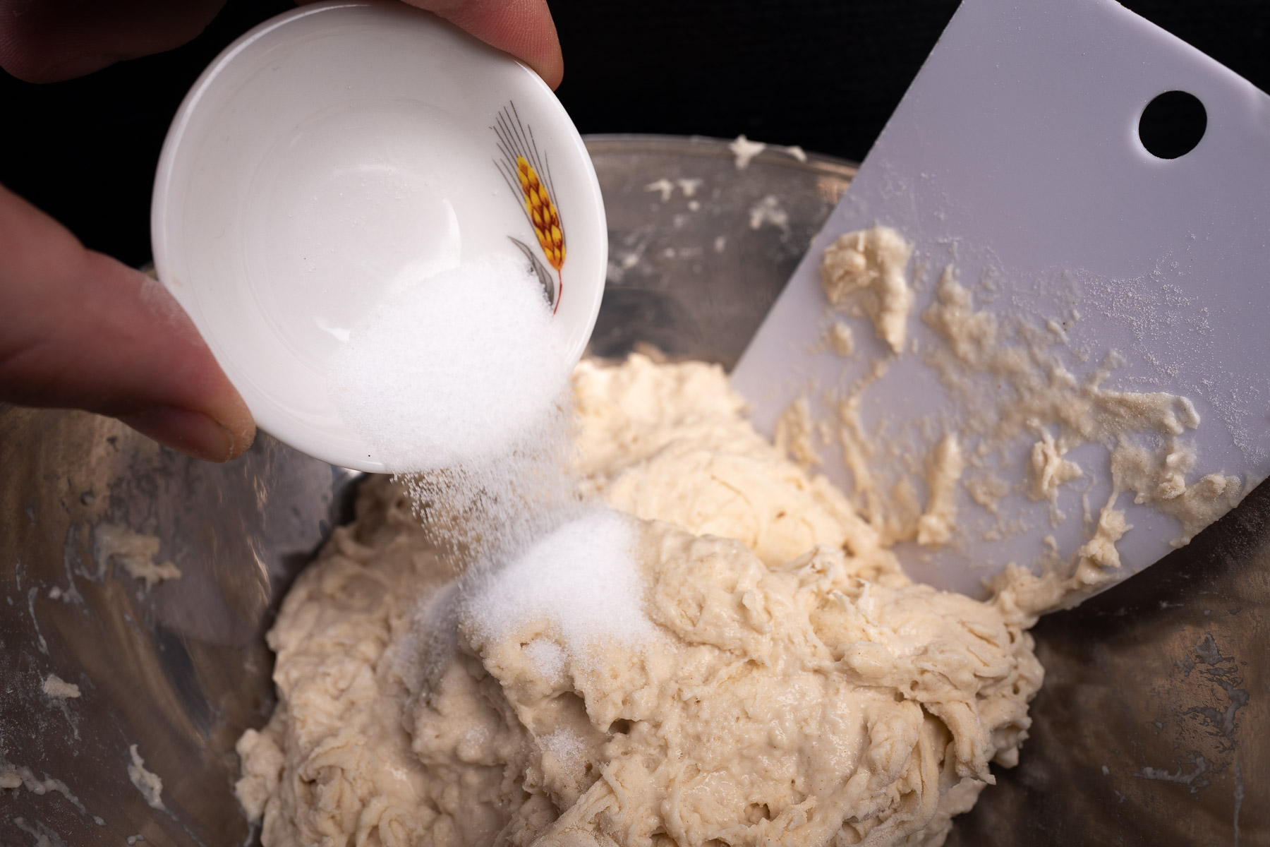 po wstępnym wymieszaniu dodajemy sól i wyrabiamy przez 7-10 minut
