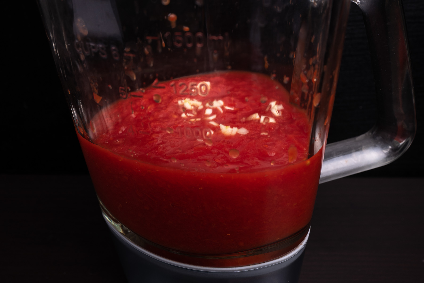 pomidory blendujemy z czosnkiem, cukrem, solą i oregano
