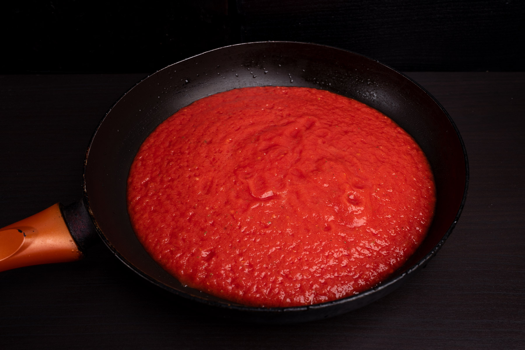 zaczynamy redukować zblendowane pomidory na patelni