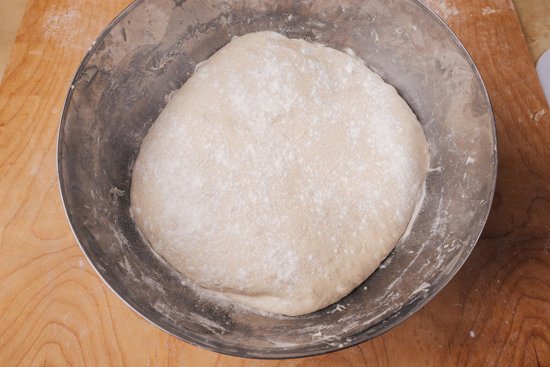 Delikatnie posyp zewnętrzną warstwę ciasta mąką.